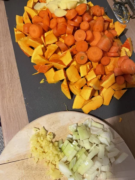 Eine Gehackte Karotte Kürbis Mit Zwiebeln Und Knoblauch Auf Schneidebrettern — Stockfoto