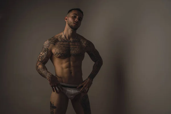 Joven Macho Caucásico Musculoso Guapo Con Tatuajes Usando Ropa Interior — Foto de Stock