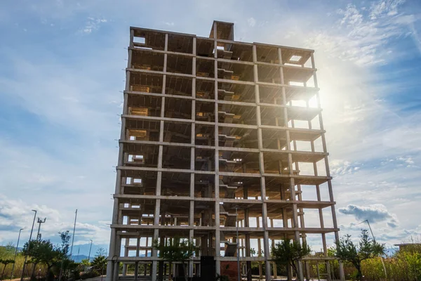 Der Bau Eines Modernen Wohnhauses Unter Sonnenlicht Und Blauem Himmel — Stockfoto
