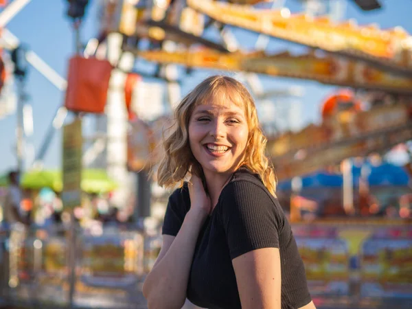 Молодая Блондинка Счастливая Женщина Позирует Парке Развлечений — стоковое фото