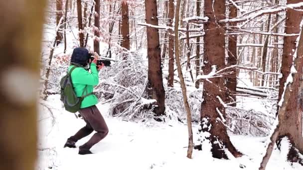 Nahaufnahme Eines Jungen Mannes Beim Fotografieren Einem Schneebedeckten Wald — Stockvideo