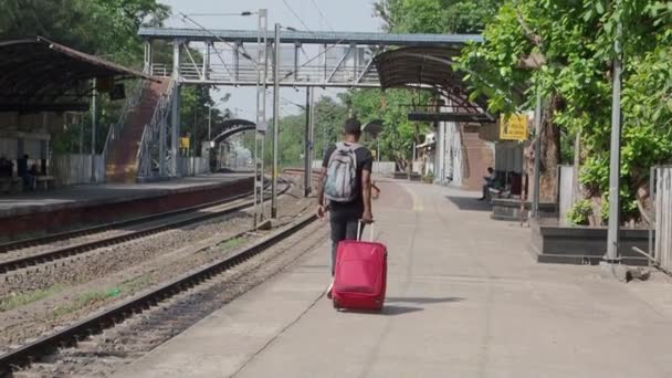 Zwolniony Ruch Osoby Plecakiem Walizką Spacerującej Stacji Kolejowej Nakręconej — Wideo stockowe