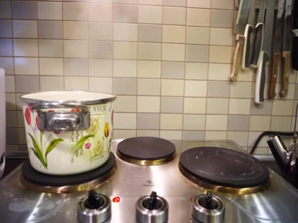 Cuisine Domestique Avec Eau Cuisson Dans Une Casserole — Video