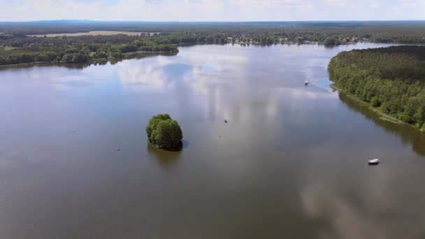 Brandenburg Almanya Ormanla Çevrili Bir Paradisial Gölün Insansız Hava Aracı — Stok video