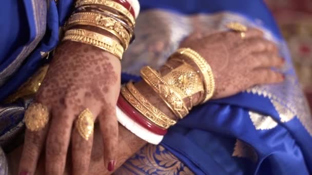 Closeup Indian Bride Wearing Ethnic Dress Jewellery Mehndi Shot — Αρχείο Βίντεο