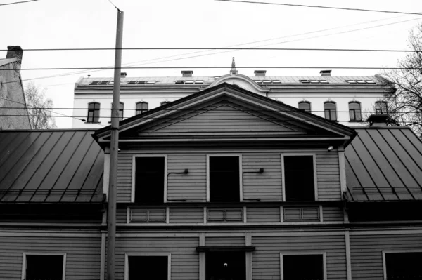 Grayscale Shot Street Facade Small Buildings — Foto Stock
