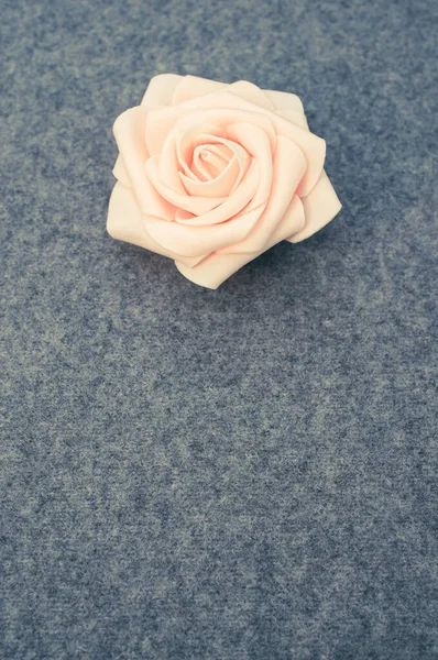Vertical Shot Single Pink Rose Flower Woolen Gray Background Copy — Zdjęcie stockowe