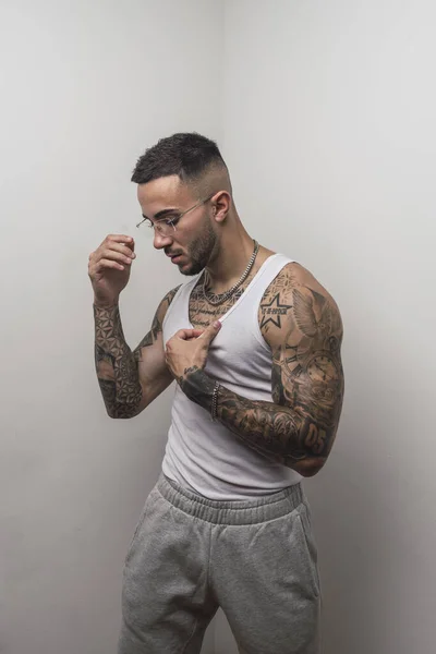 Retrato Fresco Sexy Tatuado Espanhol Masculino Posando Isolado Fundo Branco — Fotografia de Stock