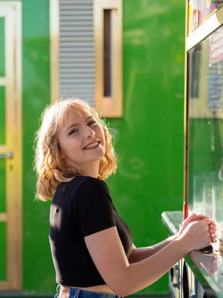 Una Joven Rubia Sonriendo Caja Dinero Parque Diversiones —  Fotos de Stock