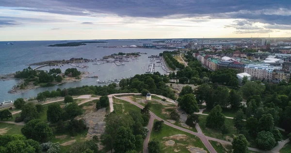 芬兰乌希马市赫尔辛基 在一个多云的夏夜黄昏 开沃普伊斯托公园的空中上升景观 — 图库照片