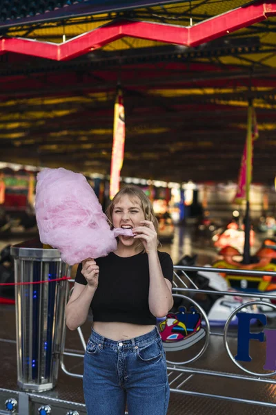 Uma Foto Vertical Uma Mulher Espanhola Loira Comendo Algodão Doce — Fotografia de Stock