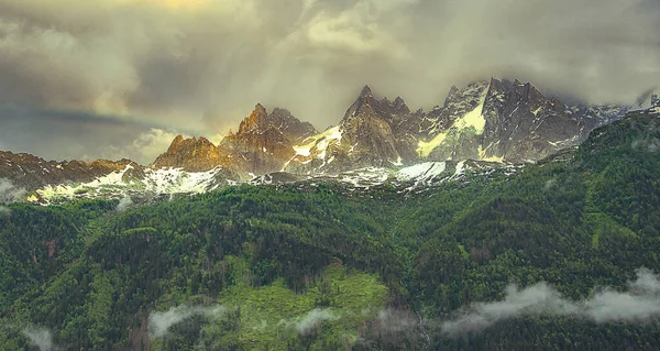 Der Blick Auf Die Majestätischen Berge Mit Grünem Wald Vordergrund — Stockfoto
