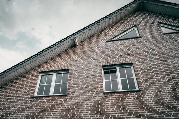 Låg Vinkel Ett Gammalt Tegelhus Dyster Himmel — Stockfoto