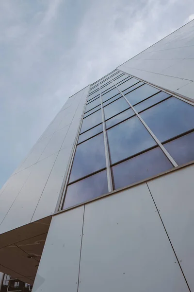 Низкий Угол Съемки Белого Здания Стеклянными Окнами — стоковое фото