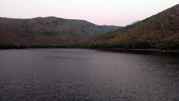 Primer Plano Lago Sobre Fondo Las Montañas Willingdon Dam Girnar —  Fotos de Stock