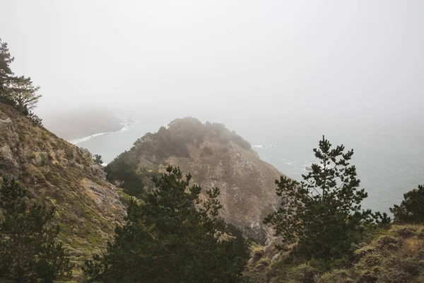 カリフォルニア州ミュアウビーチで撮影された崖や海の空中撮影 — ストック写真