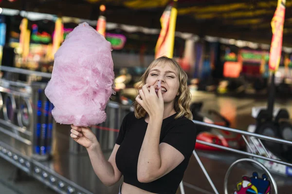 Uma Jovem Caucasiana Alegre Comendo Algodão Doce Parque Diversões — Fotografia de Stock