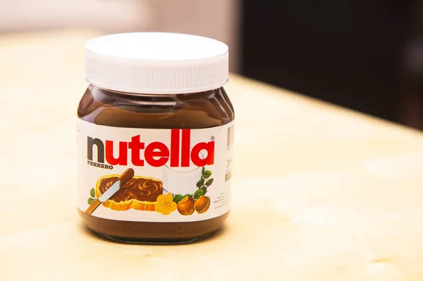 Poznan Polónia Fevereiro 2014 Frasco Avelã Fererro Nutella Espalhado Sobre — Fotografia de Stock