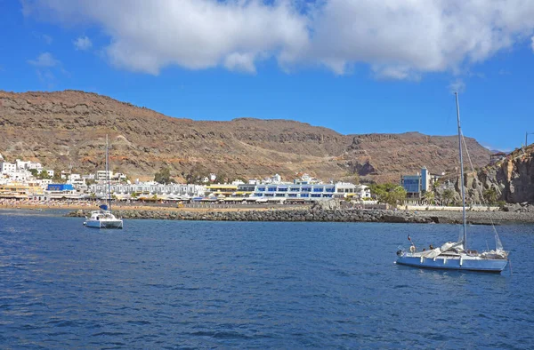 スペインのプラヤ モガン 2019年3月7日 海岸と建物の景色グラン カナリア島のプラヤ モガンは 海岸から少し離れたところにあり 手前に小さなヨットがあります — ストック写真