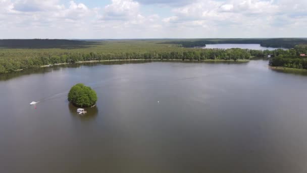 Panning Drone Shot Raadisiacal Lake Houseboats Surrounded Forest Brandenburg Niemcy — Wideo stockowe