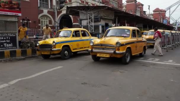 Straßenverkehr Auf Den Straßen Von Kolkata Der Nähe Des Howrah — Stockvideo