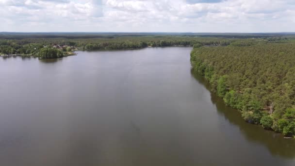 Disparo Dron Hermoso Gran Lago Rodeado Bosque Pequeño Pueblo Brandeburgo — Vídeos de Stock