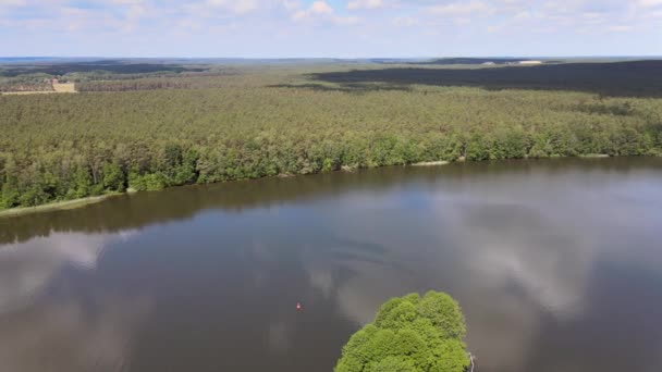 Panning Drone Disparo Lago Paradisíaco Con Casas Flotantes Rodeadas Bosque — Vídeos de Stock