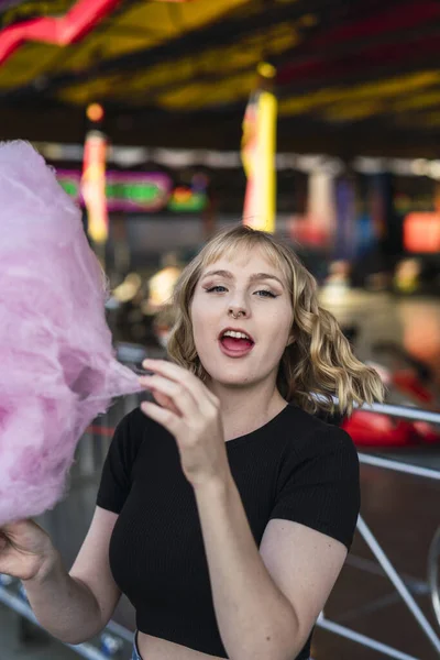 Uma Jovem Mulher Positiva Parque Diversões — Fotografia de Stock