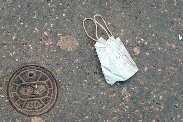 Una Vista Superior Una Máscara Médica Azul Caída Calle —  Fotos de Stock