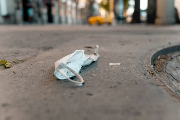 Primer Plano Una Máscara Médica Azul Caída Calle —  Fotos de Stock