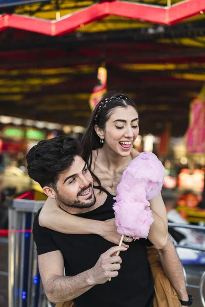 Een Positief Jong Liefdevol Koppel Dat Buiten Een Pretpark Loopt — Stockfoto