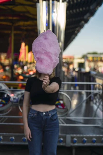 Uma Jovem Mulher Positiva Parque Diversões — Fotografia de Stock