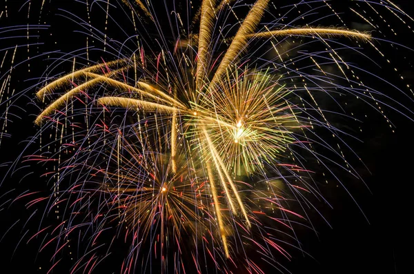 Fogos Artifício Festivos Brilhantes Raios Luz Fundo Céu Escuro Fogos — Fotografia de Stock