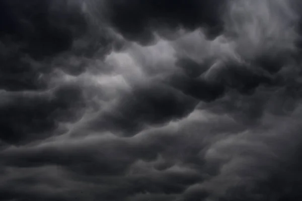 Mörk Och Skrämmande Himmel Med Fantastiska Mammatusmoln — Stockfoto