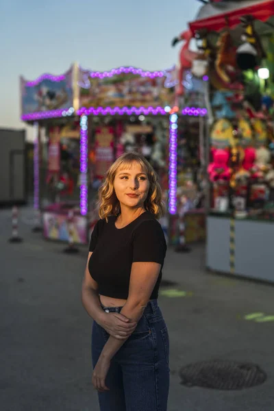 Pozitivní Mladá Žena Zábavním Parku — Stock fotografie