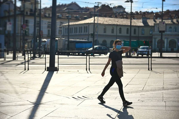 Tur Italie Mai 2021 Silhouette Fille Seule Promenant Centre Ville — Photo