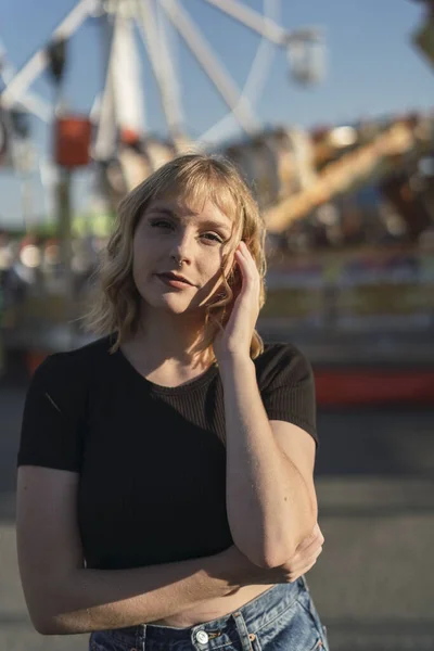 Eine Positive Junge Frau Einem Vergnügungspark — Stockfoto