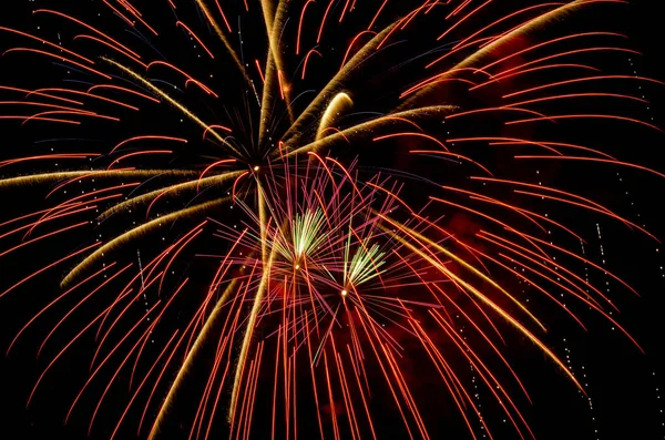 Fogos Artifício Festivos Brilhantes Raios Luz Fundo Céu Escuro Fogos — Fotografia de Stock