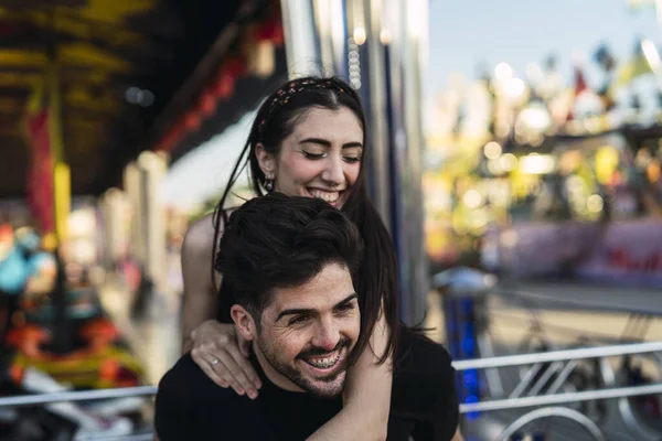 Een Positief Jong Liefdevol Koppel Dat Buiten Een Pretpark Loopt — Stockfoto