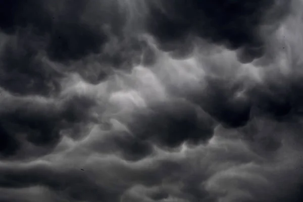乌黑骇人的天空 乌云密布 — 图库照片