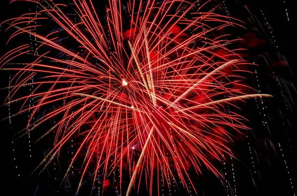 Fogos Artifício Festivos Brilhantes Raios Luz Fundo Céu Escuro Fogos — Fotografia de Stock