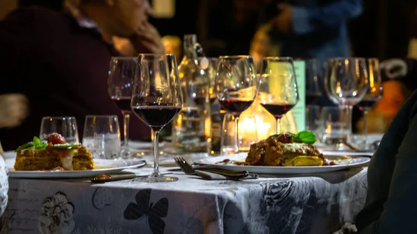 Tiro Foco Seletivo Mesa Jantar Elegante Com Pratos Copos Vinho — Fotografia de Stock