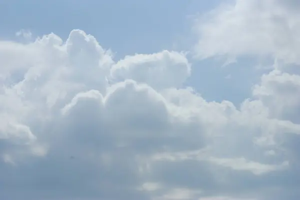 Ein Schöner Blick Auf Den Blauen Himmel Und Die Weißen — Stockfoto