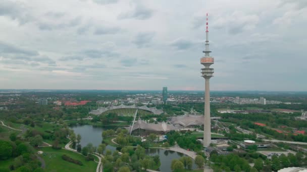 Panoramautsikt Över Storstaden Nära Floden Solig Dag — Stockvideo