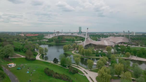 Panoramatický Výhled Velké Město Blízkosti Řeky Slunečného Dne — Stock video