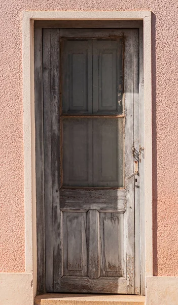 Colpo Verticale Una Vecchia Porta Legno Sullo Sfondo Della Parete — Foto Stock