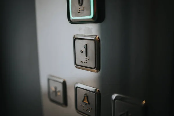 Ένα Κοντινό Πλάνο Από Ασημένια Μεταλλικά Κουμπιά Ασανσέρ — Φωτογραφία Αρχείου