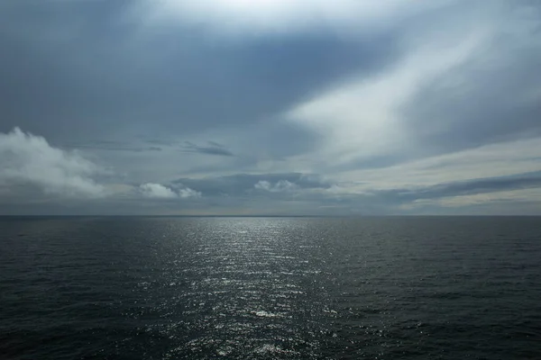 Mesmerizing View Ocean Gleaming Stormy Cloudy Sky Great Wallpapers — Zdjęcie stockowe
