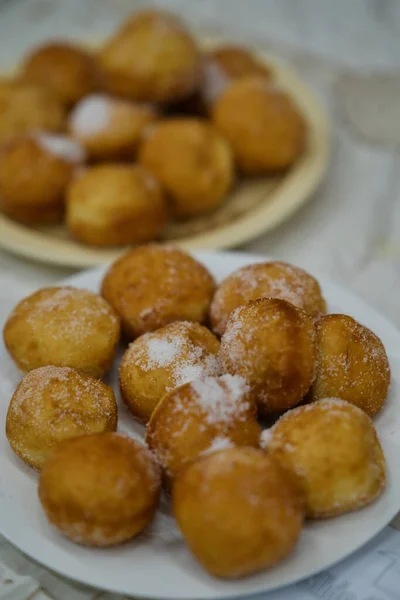 Disparo Vertical Deliciosos Agujeros Rosquilla Cubiertos Azúcar Polvo —  Fotos de Stock