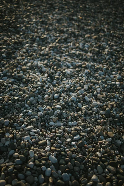 ビーチで灰色の小石の垂直閉鎖ショット — ストック写真